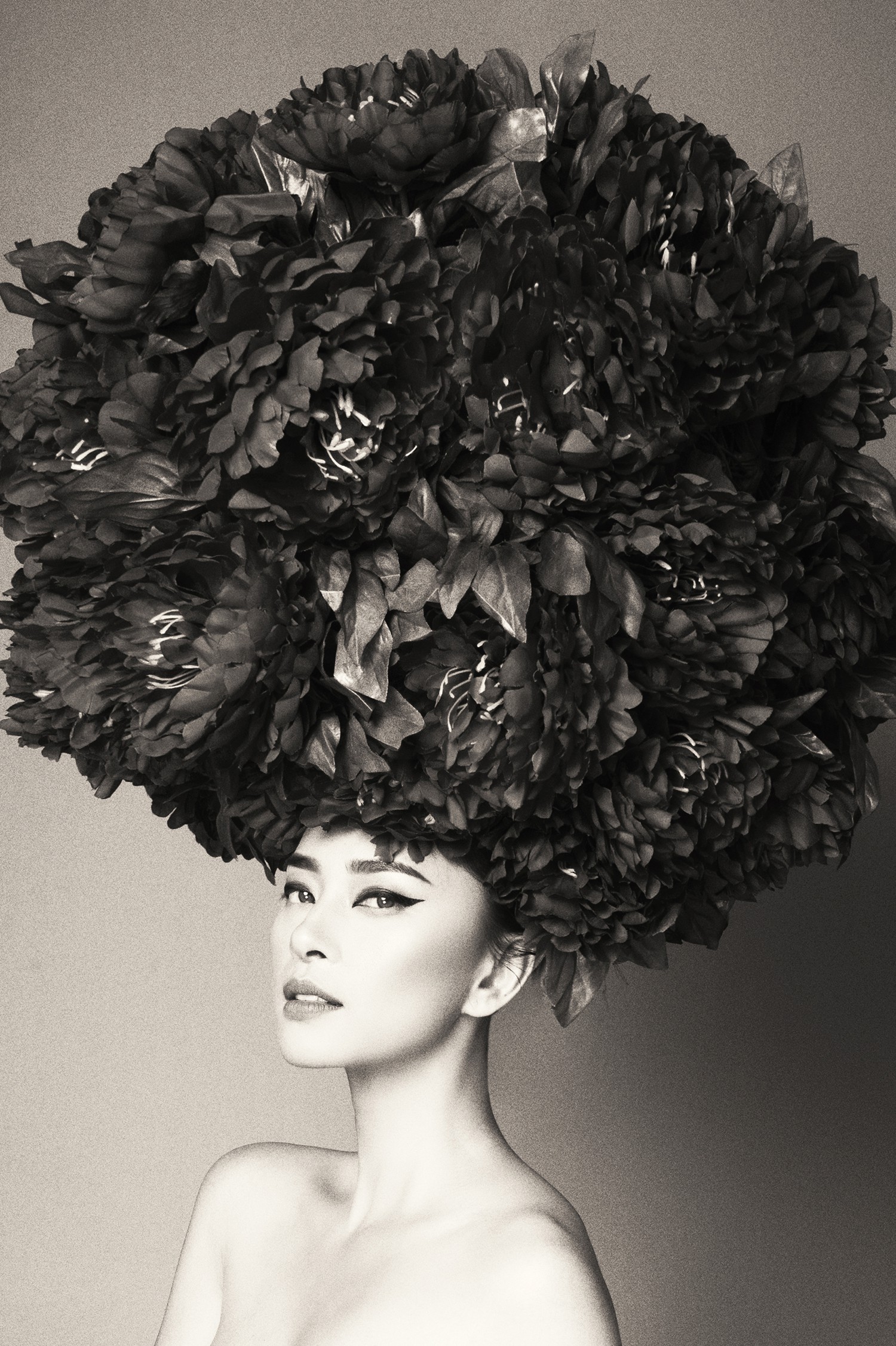 Hà Tăng vai trần, Kỳ Duyên cùng loạt mỹ nhân Việt khác trút bỏ xiêm y trong bộ ảnh của NTK Đỗ Mạnh Cường